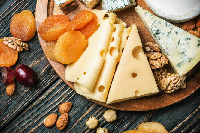 Сырная тарелка: 5 способов собрать идеальное блюдо для праздничного стола