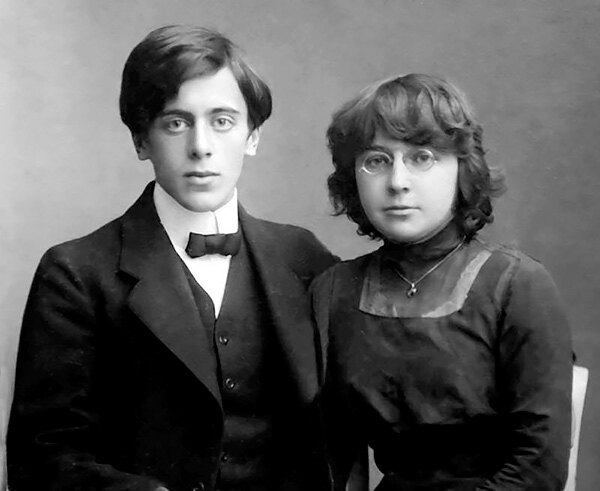 Марина Цветаева и Сергей Эфрон перед свадьбой. 1911 г. Марина Цветаева и Сергей Эфрон перед свадьбой. 1911 г.