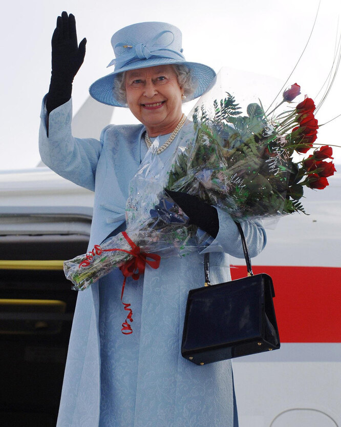 Королева Елизавета II в аэропорту Мальты в 2005 году Королева Елизавета II в аэропорту Мальты в 2005 году