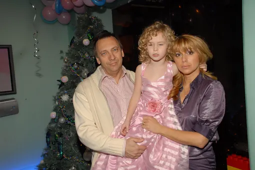Александр Иратов и Алена Апина с дочерью
