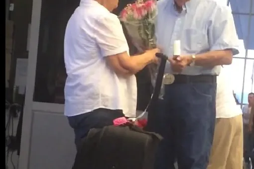 Видео встречи пожилых влюбленных в аэропорту покорило Интернет