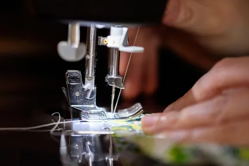 Регулировку натяжения нитей в швейной машине всегда нужно начинать с верхней. Потому что чаще всего проблемы возникают именно с её натяжением