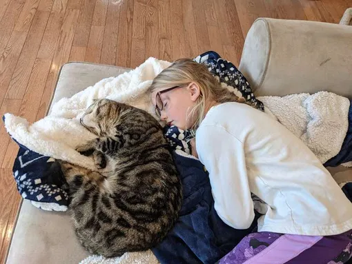 кошка спит рядом с ребенком