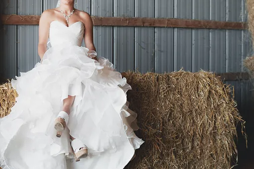 Невеста в ярости: будущая свекровь тайком надела и повредила свадебное платье