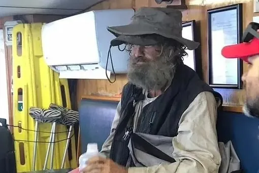 Пили дождевую воду, ловили рыбу: 51-летний австралиец и его собака три месяца выживали в открытом океане