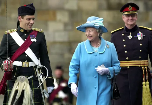 Елизавета II в перчатках и голубом костюме