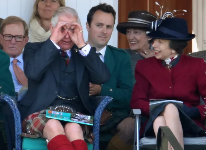 На фестивале волынщиков в Шотландии принц не удержался от шуток, развлекая свою сестру, принцессу Анну. Шотландия, 2017 год