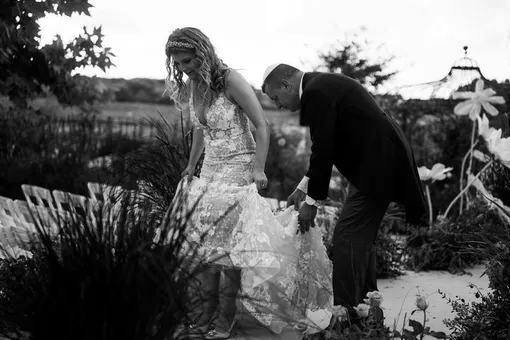 Леонид Парфёнов помогает нести платье невесты на свадьбе дочери фото