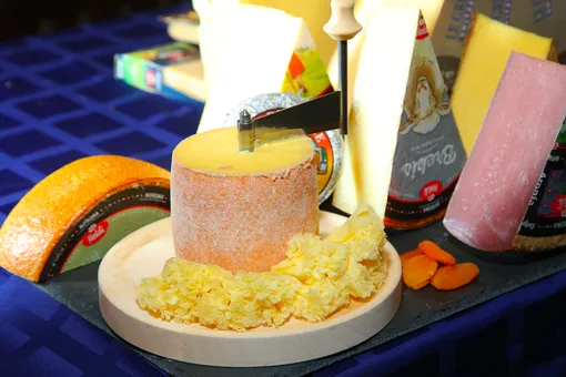 Что общего у швейцарского сыра и хорошего вина?