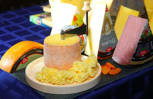Сыр Тête de Moine AOP (в переводе – «голова монаха») ведет свою 800-летнюю историю из аббатства Бельле в регионе Юра. Этот сыр принято не нарезать, а соскабливать специальным инструментом «жироль».
