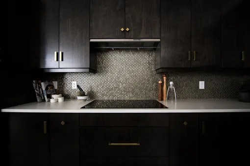 ​Шкаф до потолка может визуально утяжелить пространство маленькой кухни