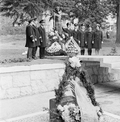 Сухуми. 2 января 1972 г. Во время открытия памятника советской патриотке Надежде Курченко.