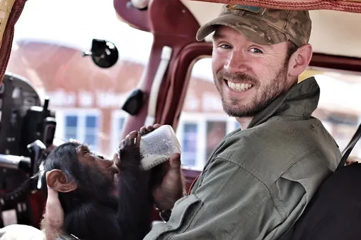 «Обычные дети»: парень выучился на пилота, чтобы спасать младенцев шимпанзе