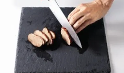 Готовые грудки заверните в фольгу
и оставьте на 5 минут – так мясо будет сочнее. Нарежьте ломтиками.