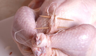 Заколоть брюшко курицы зубочистками или зашить нитью, ножки связать нитью.