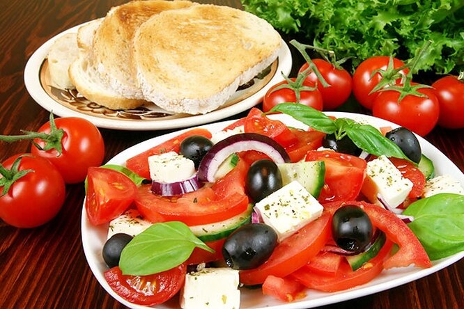 Греческий салат весом в 12 тонн
