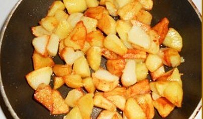 Нарежьте картофель брусочками. Обжарьте на сковороде на оставшемся растительном масле до золотистой корочки на сильном огне.