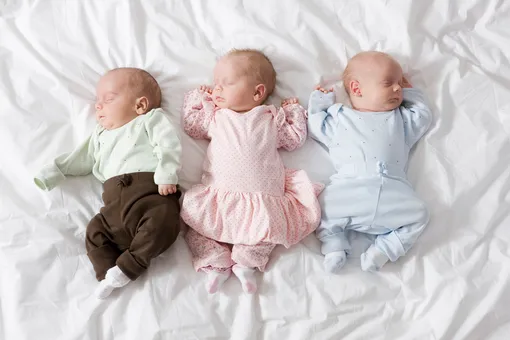 Британка родила трёх детей за 10 месяцев. Как такое возможно?