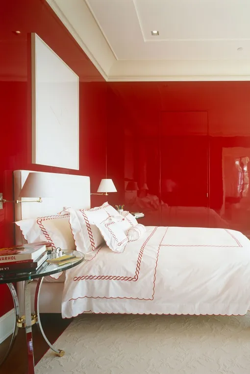 красные стены в спальне