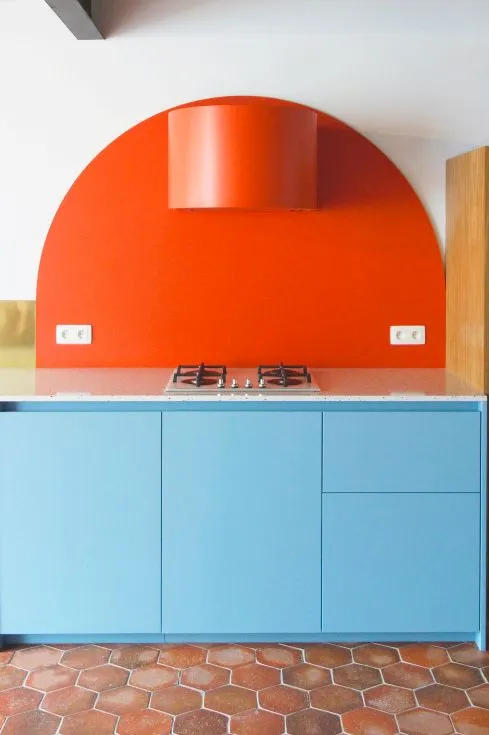 Сине-оранжевая современная кухня