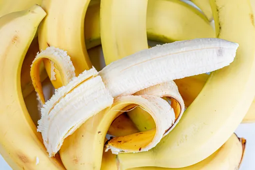 Кожура бананов – идеальное удобрение. В ней содержится калий, который полезен для большинства растений.