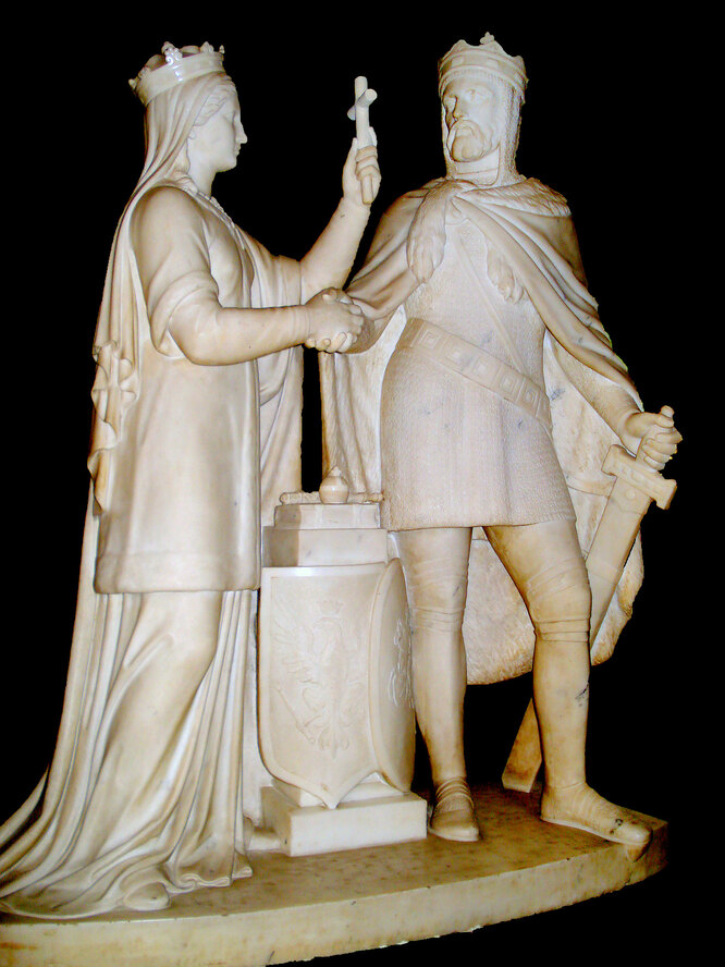 Статуя Ядвиги и Ягайло в Библиотеке Академии наук Литвы