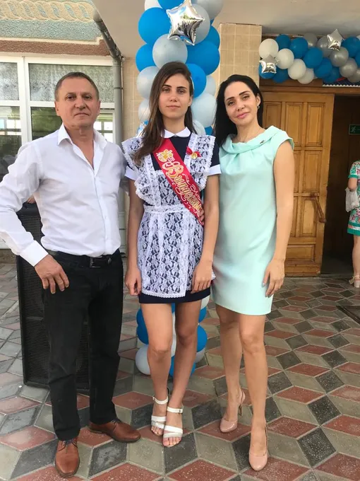 Ольга с мужем и дочерью на последнем звонке в школе