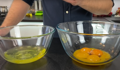 Вымойте яйца и отделите белки от желтков. Используйте сепаратор или разбейте яйца аккуратно пополам, чтобы переложить желток в отдельную ёмкость. Проследите, чтобы капли желтка не попали к белкам, иначе они не взобьются. Уберите белки в холодильник.