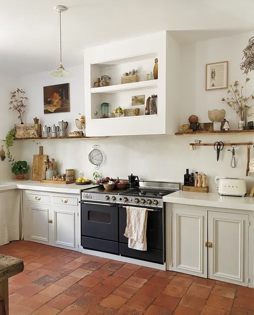 При обустройстве однокомнатной квартиры сэкономьте ценное пространство кухонных шкафов