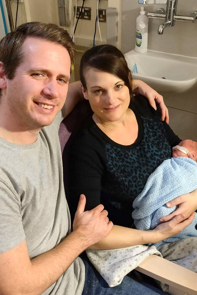 Натали и Крис вместе с новорожденным сыном Финли