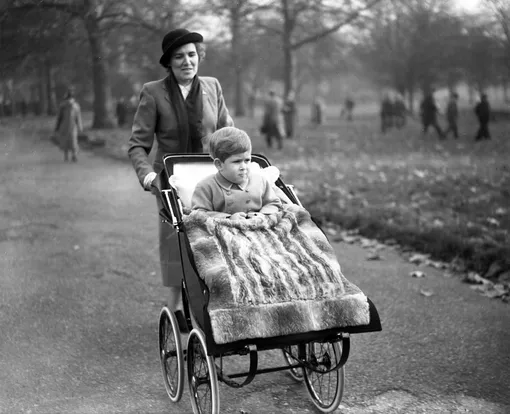 Няня Мейбл Андерсон гуляет с принцем Чарльзом по парку в его третий день рождения