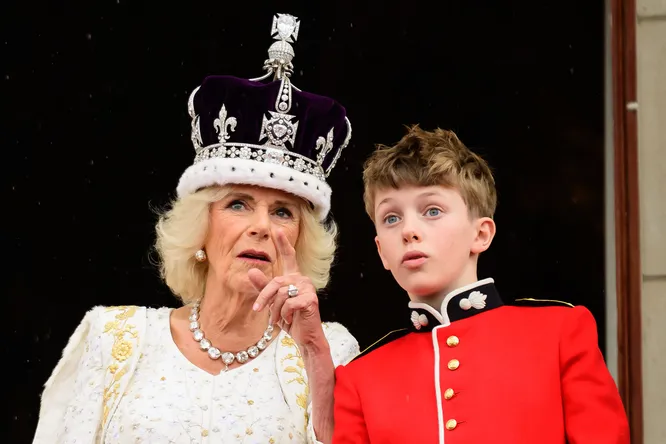 Королева Камилла с внуком в день коронации