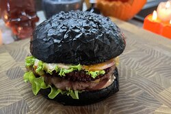 Бургер с мясом и осьминогом: рецепт от фуд-блогера Даниэля Хоменока к Хеллоуину