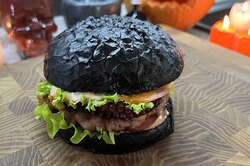 Бургер с мясом и осьминогом: рецепт от фуд-блогера Даниэля Хоменока к Хеллоуину