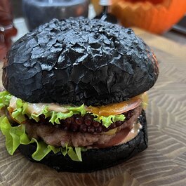 Бургер с мясом и осьминогом: рецепт от фуд-блогера Даниэля Хоменока к Хеллоуину