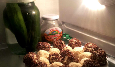 После приготовления поставьте шарики в холодильник до подачи.