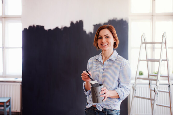Модные тенденции и простые советы, как правильно красить стены в маленькой  комнате: какие цвета выбрать и когда покрасить можно прямо поверх обоев