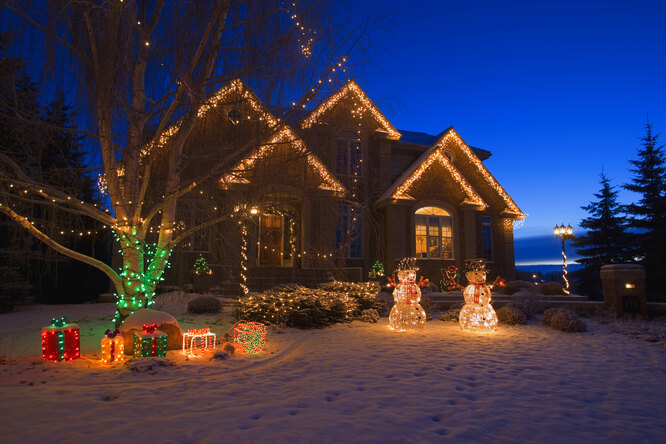 Расставьте во дворе символы нового года: подарочные коробки, снеговики, Дед Мороз