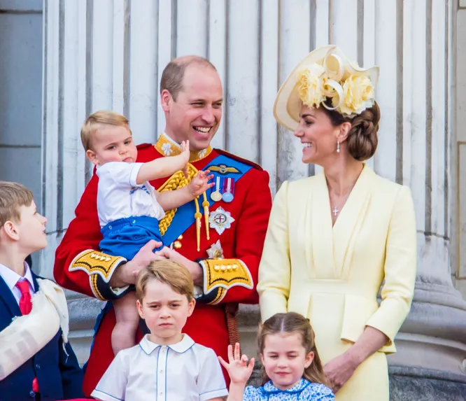 Вся королевская семья на балконе Букингемского дворца