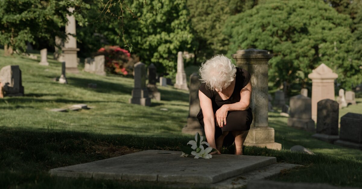 С какого возраста можно на кладбище. Кладбище женщин. Woman кладбище.
