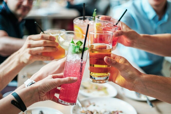 Можно ли пить алкоголь при детях? Вот как считают эксперты