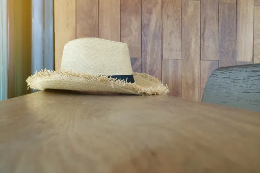 шляпа на столе