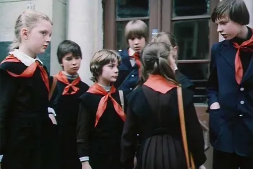 Кадр из фильма «Гостья из будущего», 1984 год, советская школьная форма фото
