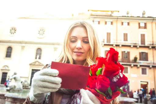 Что бы это значило? Загадочный незнакомец оставляет букеты цветов с запиской по всему Лондону