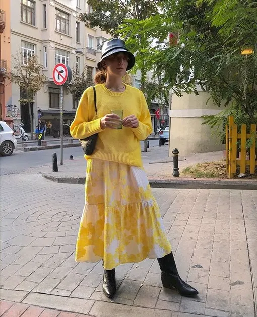 Жёлтый джемпер с цветочной юбкой и панамой