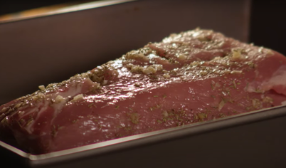 Кладём свиную корейку в форму для запекания и отправляем в духовку. Время запекания составит от 1,5 часов до 2 часов в зависимости от размера корейки. Каждые 30 минут переворачиваем мясо и поливаем жидкостью, которая остаётся на дне формы.


