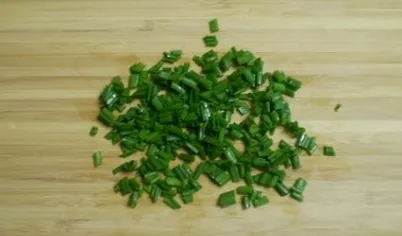 Порежьте мелко зеленый лук.