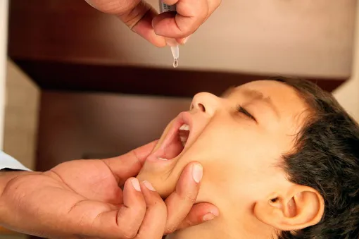 Прививка ребёнка в Пакистане в 2021 году