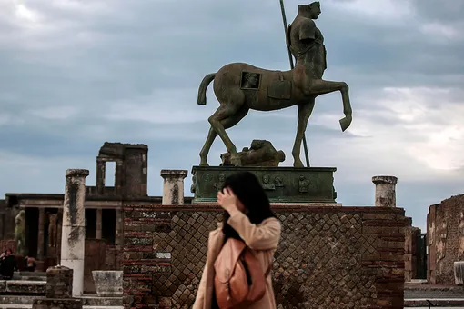Канадка украла в Помпеях сувениры, которые начали приносить ей несчастья
