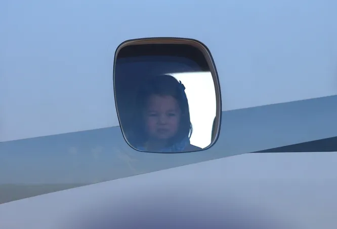 Принцесса Шарлотта в самолёте во время королевского тура по Польше и Германии